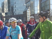 Алматинцы вместе с акимом города вышли на первый воскресный велопробег