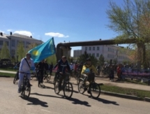 Ко Дню единства народа Казахстана в Кокшетау организовали велопробег