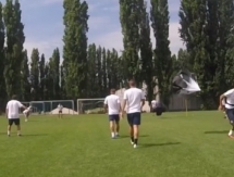 Перед матчем с «Актобе» игроки «МТК Будапешт» тренируются с парашютами 