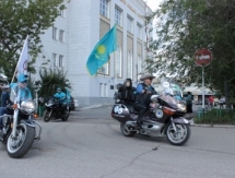 Байкер Петрухин в поддержку олимпийцев привез в Караганду эстафетный флаг