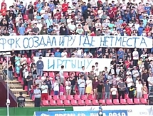 Болельщики «Иртыша» вывесили баннер против ФФК на матче с «Кайратом»