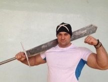 Силач из Астаны установил рекорд Казахстана по завязыванию гвоздей в узел