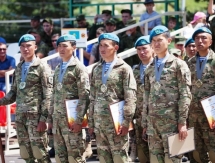 Казахстанские военнослужащие покорили вершину горы Эльбрус