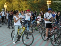 В Атырау прошел велопробег в честь дня рождения Рахимова