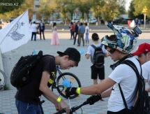 В Атырау прошел велопробег в честь дня рождения Рахимова