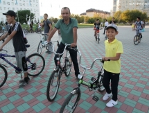 В Атырау прошел велопробег в честь дня рождения Рахимова