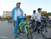 В Атырау прошел велопробег в честь дня рождения Рахимова