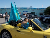 На желтом кабриолете прокатили по Караганде призера Олимпиады Сыздыкову