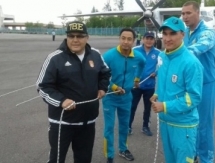 Сапиев прокатил самолет по взлетной полосе 