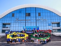 Карагандинцы в поддержку спортсменов на Олимпиаде построили «живые» олимпийские кольца