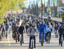 В Алматы День строителя отметили велопробегом