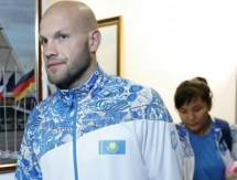 Мама Левита поклонилась болельщикам и зачитала стихи Сулейменова