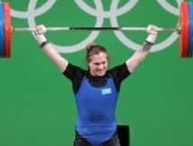 Бронзовой призерке Олимпиады Горичевой подарили торт-штангу