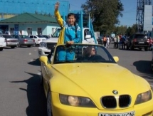 На желтом кабриолете прокатили по Караганде призера Олимпиады Сыздыкову