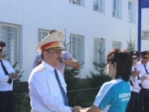 Полицейские ЗКО вручили бронзовому призеру Олимпиады-2016 Ларионовой полтора миллиона тенге