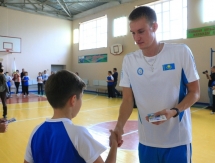 Баландин провел открытый урок по физкультуре для алматинских школьников