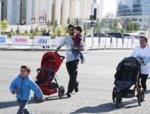 Иностранцы с детьми в колясках пробежали в «Астана Марафоне»