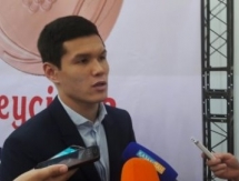 Боксерские перчатки с автографом Елеусинова разыграли после велопробега в Уральске