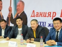 В Уральске Елеусинов ответил на вопросы юных боксеров