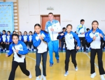 Баландин провел открытый урок по физкультуре для алматинских школьников