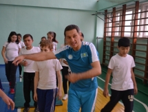 Фоторепортаж с урока физкультуры с Мельниченко и Манюровой в проекта «Физкульт-Ура»