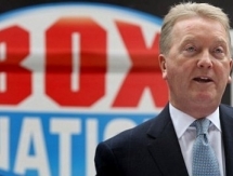 Уоррен заявил, что в случае защиты титула, Сондерс обязательно встретится с Головкиным или Канело