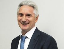 Фанаты «Барыса» подарили наставнику «Ак Барса» плетку