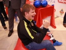 Как Аршавин и Плотников играли с болельщиками в FIFA 2017