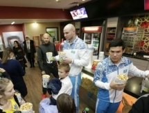 Известные казахстанские боксеры сводили в кино воспитанников детдома