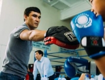 Сапиев подарил Нацмузею РК боксерские перчатки с автографом