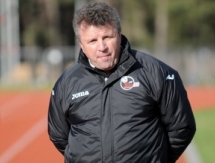 Казахстанского тренера награждают в Литве