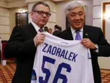 Министру иностранных дел Чешской Республики подарили свитер хоккейного клуба «Барыс»