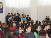 Тяжелоатлет Уланов откровенно пообщался со студентами