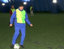 Ветераны казахстанского футбола сыграли товарищеский матч в честь Всемирного дня футбола