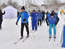 Аким Северо-Казахстанской области прокатился на лыжах вместе с подчиненными