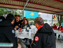 Команда Astana Motorsports традиционно приготовила бешбармак на «Дакаре»