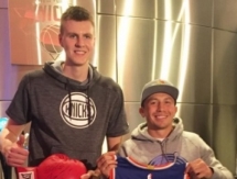 Головкин обменялся сувенирами перед матчем НБА с игроком «Нью-Йорк Никс»