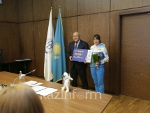 Шукеев вручил 4,6 миллионов тенге лыжникам-призерам Универсиады-2017