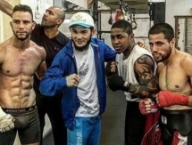 Шарибаев обменивается опытом с боксером из Кубы в преддверии боя в США