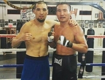 Елеусинов помогает Исламу в подготовке к бою