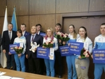 Шукеев вручил 4,6 миллионов тенге лыжникам-призерам Универсиады-2017