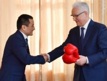 Жакиянов подарил акиму СКО свои боксерские перчатки