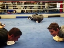 Как Головкин учил юного боксера тренировать подбородок