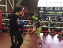 Видео открытой тренировки Шариповой в Академии бокса Мейвезера