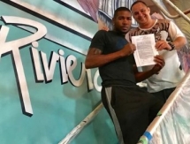 Соперник Шуменова сфотографировался с контрактом на бой с казахстанцем