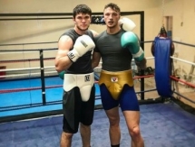 Ахмедов спаррингует с британским проспектом на сборах в Англии