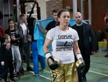 Шарипова продаст перчатки и футболку с боя в рамках акции по сбору средств для семьи погибшего в Санкт-Петербурге казахстанца