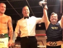 Журналист провел благотворительный бой в шортах и майке с инициалами Головкина