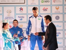 Фоторепортаж с награждения призеров чемпионата Азии-2017 Альжанова и Левита