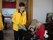 Воспитанники Академии «Кайрата» поздравили Тимура Сегизбаева